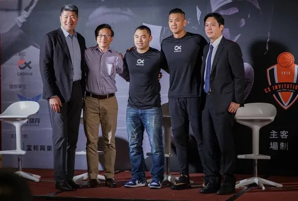 球學創辦人何凱成(中)得到好事多亞洲區副總裁張嗣漢、蔡祟信、黑人陳建州、展逸國際行銷有限公司張憲銘的