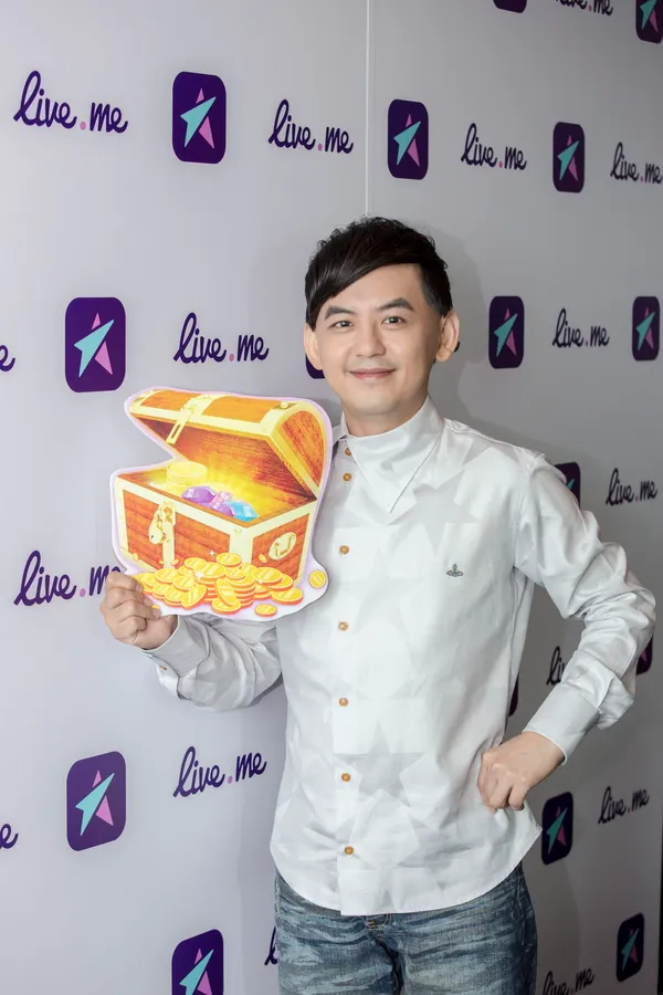 Live.me內容長黃子佼與寶箱(價值600金幣).jpg