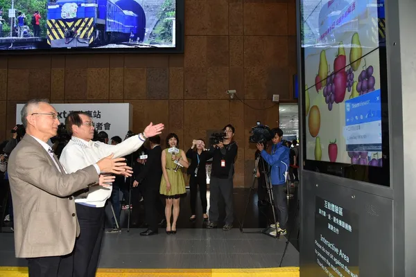 鴻海科技集團副總裁呂芳銘與台灣鐵路管理局鹿潔身局長共同體驗體感切木瓜與西瓜遊戲