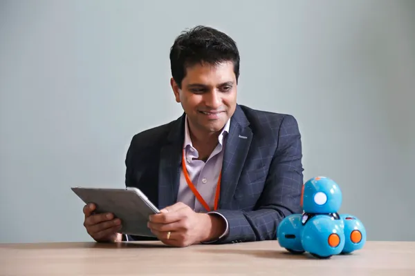 Dash & Dot 創辦人操作.jpg