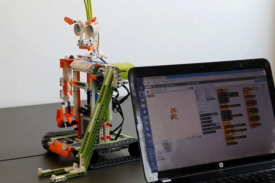 讓積木會飛、變聰明！可程式化控制的 SBrick Plus