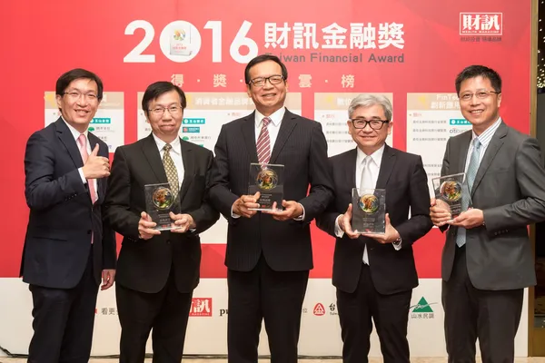 富邦證券程明乾總經理(中)帶領團隊領取2016財訊金融獎四項金質大獎_另一張.jpg