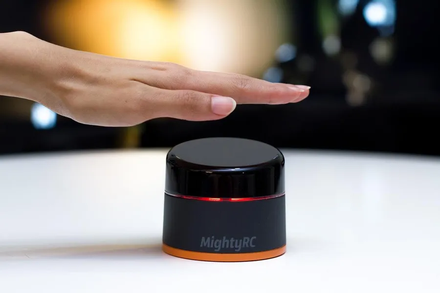 手勢或語音都行！MightyRC 要你忘記遙控器