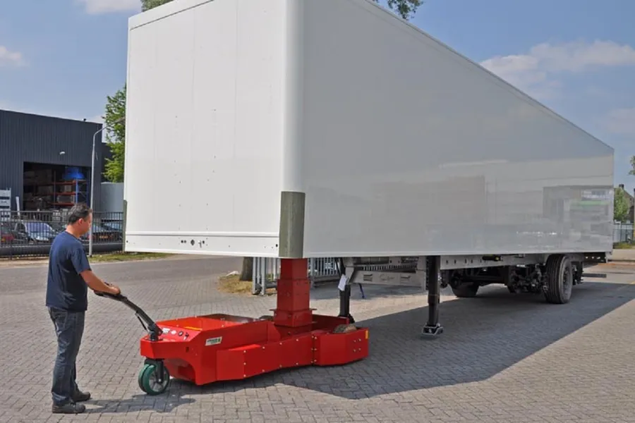 讓你自己搬貨櫃！Trailer Mover XXL 電動拖車頭