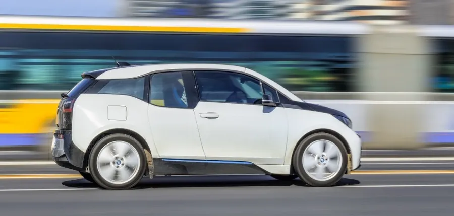 聽得到才安全！美國新規定：電動車需發出一定音量警示路人