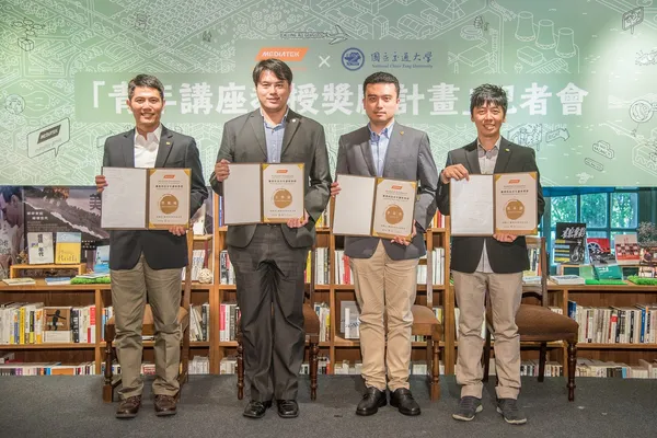 獲得聯發科技X交通大學「青年講座教授獎勵計畫」贊助之教授，圖左起依序為國際半導體產業學院管延城教授、
