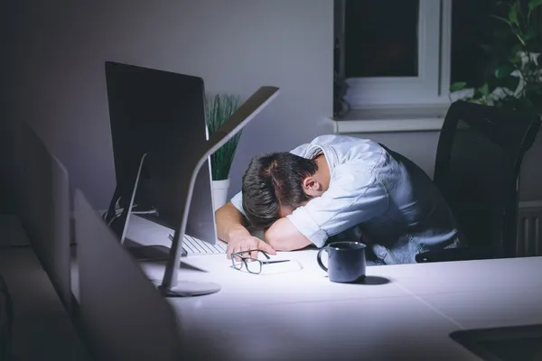 加班Overtime_shutterstock_517699300.jpg