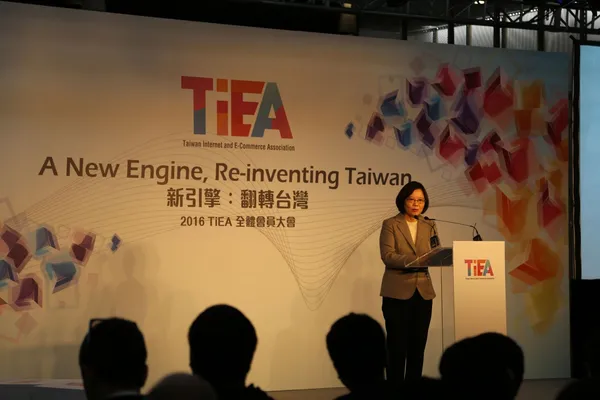 蔡英文連講笑話都很冷靜。她提到她曾經去台南拜訪非常年輕、走回傳統木工的創業團隊，他們替自己圈養的一隻