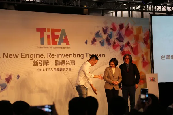 37歲的新任TIEA理事長林之晨，邀請60歲的新任總統蔡英文與卸任理事長詹宏志上台拍照。蔡英文說：「