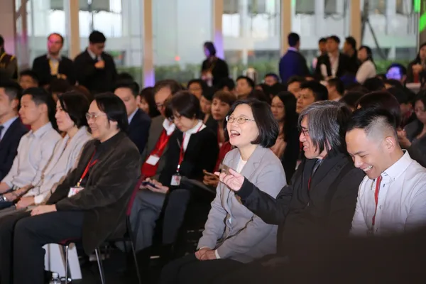 她不止跟詹宏志溝通。如果講一次聽不到，第二次可以大聲一點，第三次你可以拍桌子說。她強調，這是民進黨的