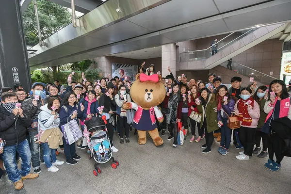 【圖八】LINE FRIENDS Cafe & Store開幕首日CHOCO與粉絲甜蜜互動.jpg