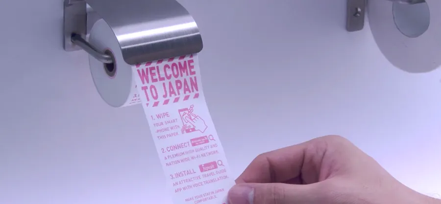 你的手機比馬桶還髒！日本NTT創意無極限、成田機場公廁推出手機專用滾筒衛生紙