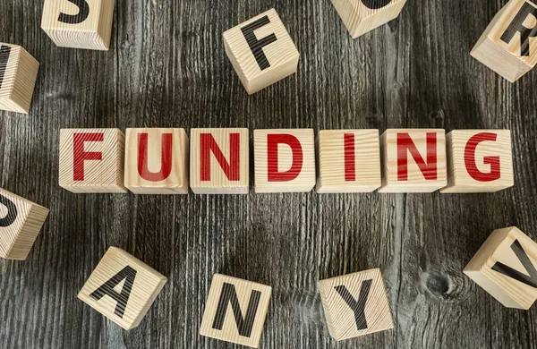 funding 紅字 木頭方塊