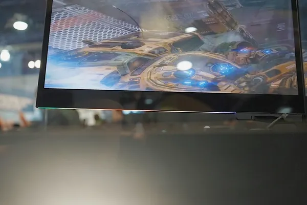 Razer螢幕下方.jpeg