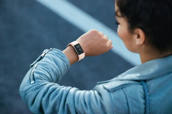 Fitbit-Charge-2_Woman_Evening_Lifestyle.jpg