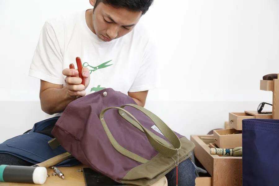 一澤帆布的品牌故事—從牛奶袋、登山包到時尚圈，一針一線縫製百年工藝精神