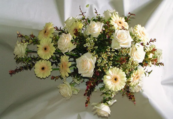 Flower-arrangement-funeral-white.jpg