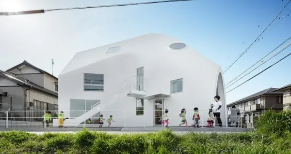 讓上學變成一種享受！日本設計師考量孩童使用需求，設計出比家還像家的教室 