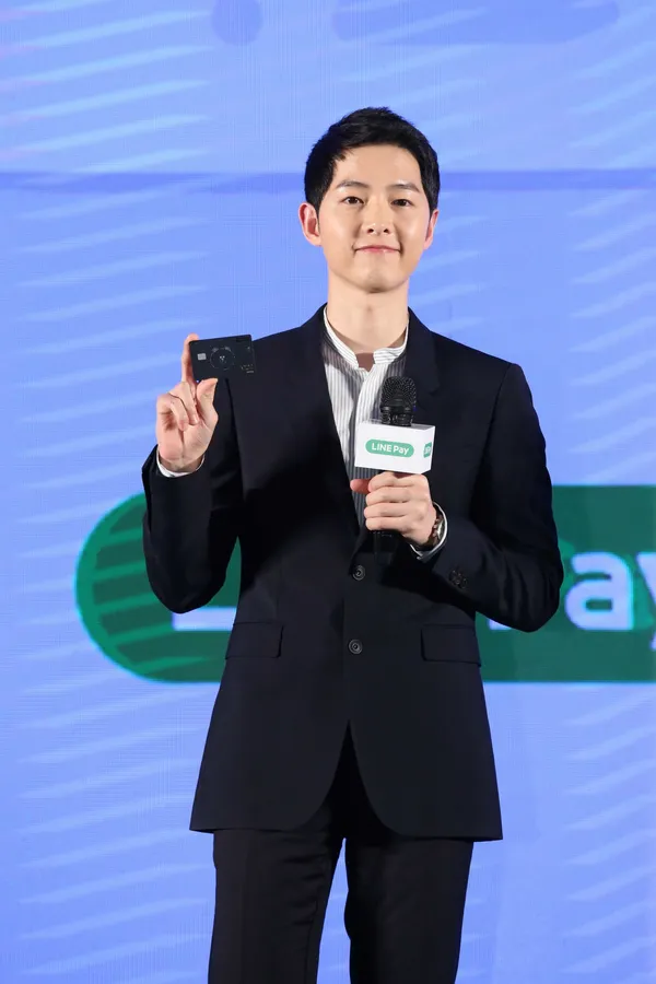 【圖二】形象大使宋仲基號召用LINE Pay卡上LINE Pay愛心捐款專頁捐款，助偏鄉孩童快樂上學