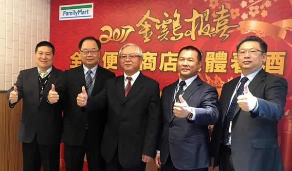 全家便利商店今舉辦媒體春酒，揭示今年預估投入30億資本，啟動三大成長動能。圖由左至右為全家綜合企劃本