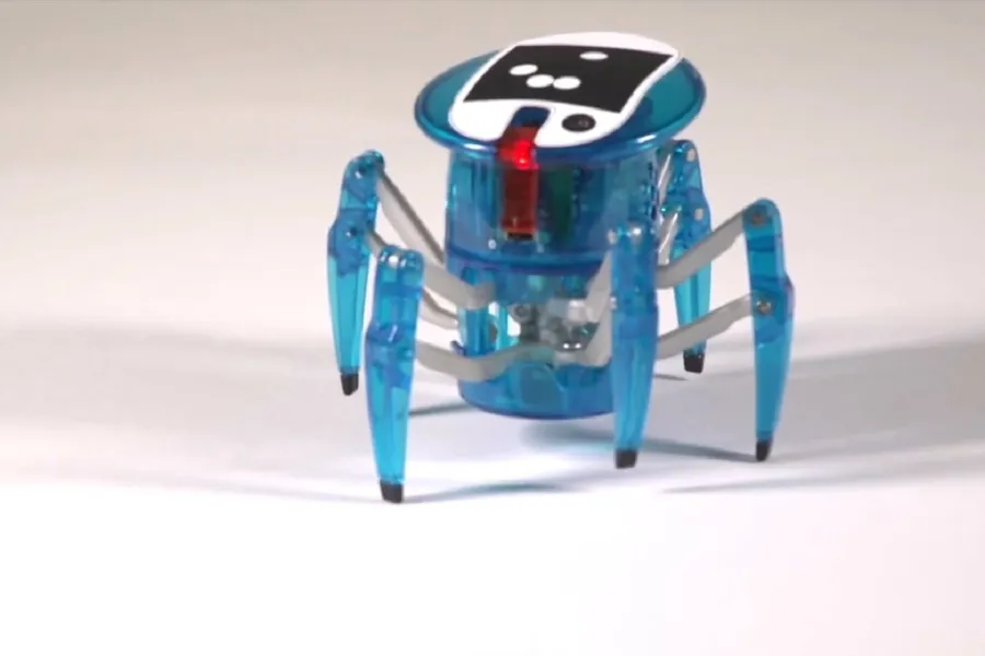機械智慧玩具Bots_Alive！建迷宮看著它跑來跑去超療癒