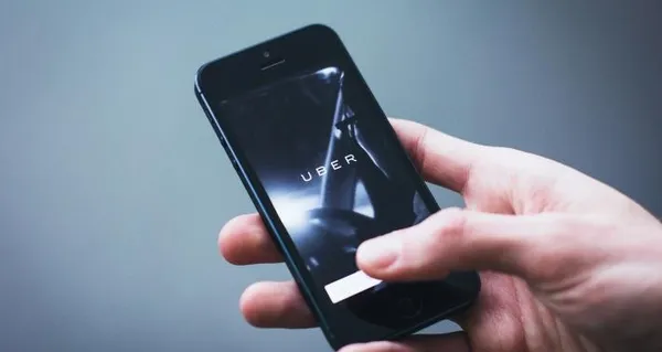 夜夜露宿停車場是個人選擇？從每日工作14小時的美國Uber司機，看自雇者扛起的「零工經濟」 