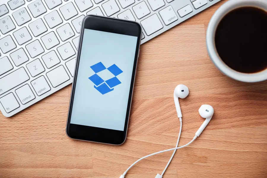 「忘記帶硬碟」催生Dropbox，創辦人為何拒絕賈伯斯收購、30歲成億萬富翁？