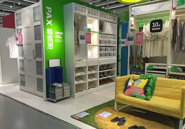為什麼IKEA店裡常隨處擺著小燭台、馬桶刷？這些商品的用意可沒這麼簡單 