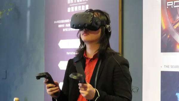 數位政委唐鳳體驗VR遊戲.JPG