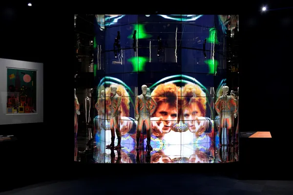 搖滾變色龍的華麗謝幕，David Bowie大型生涯回顧展：《DAVID BOWIE is》