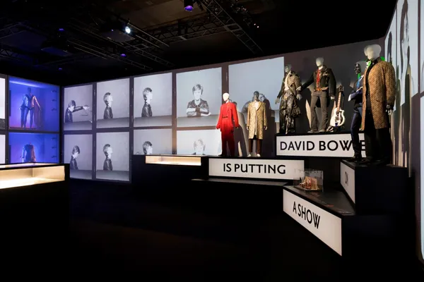 david-bowieDAVID BOWIE is_東京.jpg