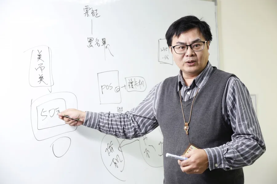 不甘台灣被稱為骨灰級支付，他從雲端落地歸零，從硬體另闢戰場