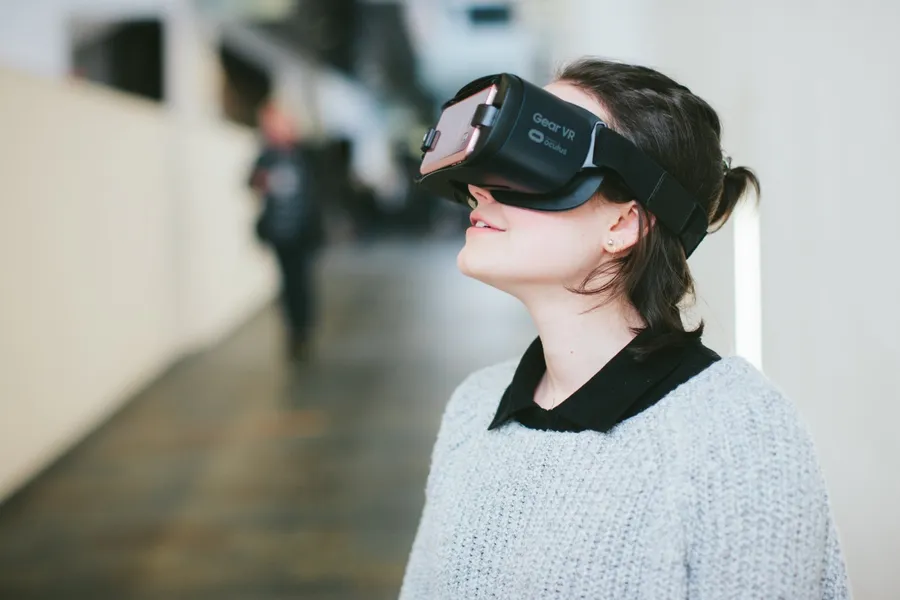 用 VR 模擬送貨被狗追、在手遊裡學習當主管！企業如何結合 VR 和線上遊戲做員工培訓？