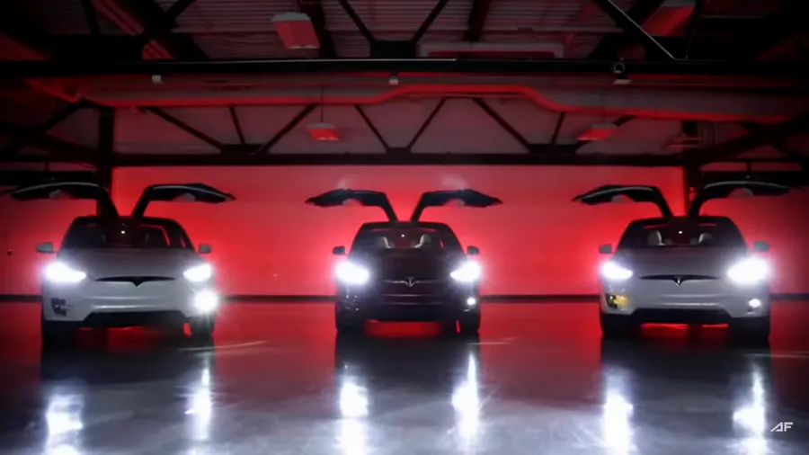 怕車主使用自動駕駛太無聊？特斯拉軟體更新藏彩蛋！一秒將觸控螢幕變塗鴉板