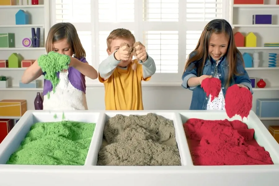 不會乾！不黏手！可隨意揉捏塑形的彩色黏土 Kineticsand