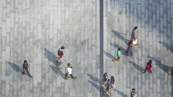 城市_人_孤獨_冷漠_city_people_walk_shutterstock_501457141