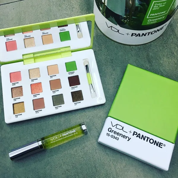 PANTONE 23.jpg