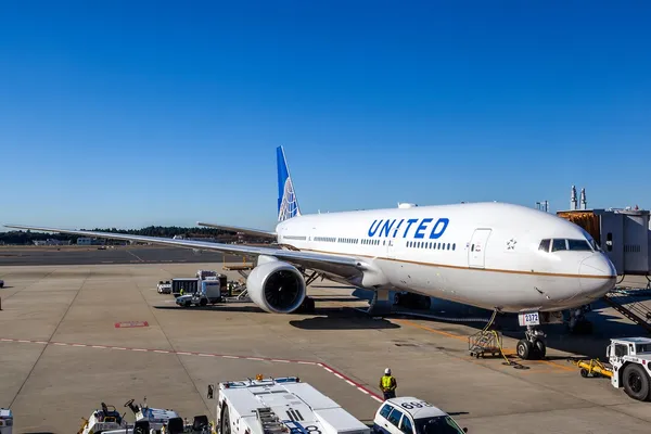 限編輯使用_united airlineM_Ronnie Chua_shutterstock_283