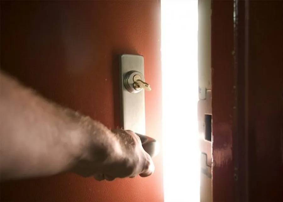 按指紋、刷卡太麻煩？日本大學研究「握拳認證」，讓你握住門把就解鎖