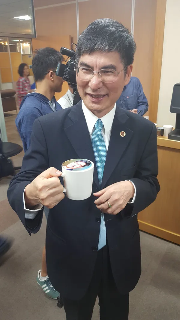 科技部長陳良基體驗機器人咖啡拉花.jpg