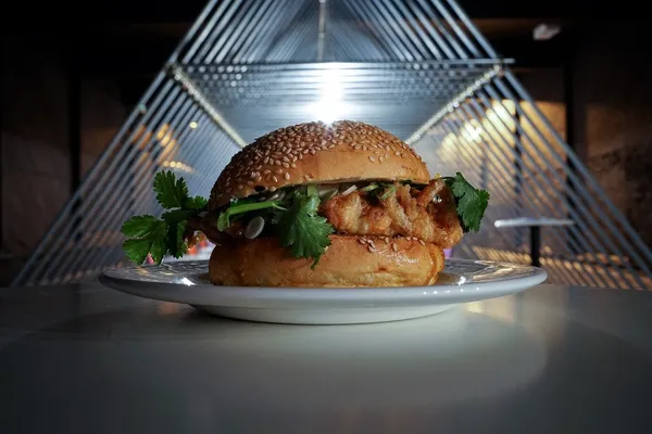 05利物浦餐廳Curried Soft Shell Crab Burger_Vilius Kadun