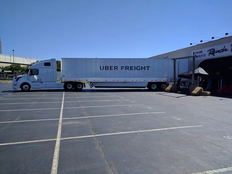 Uber長途載貨服務即將上路？「Uber Freight」卡車首次亮相！