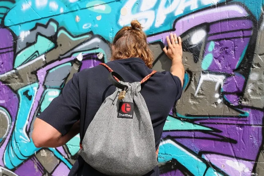 地表最堅固包包 TrustBag！除了防盜還能爬樹？