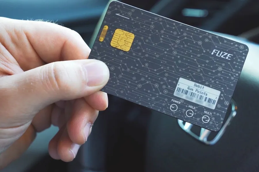 Plastc 倒完又來一張！裝 30 張卡、消費安全無虞的 Fuze Card