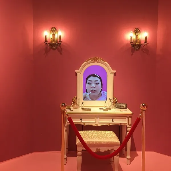 渡辺直美展04 Powder Room.jpeg
