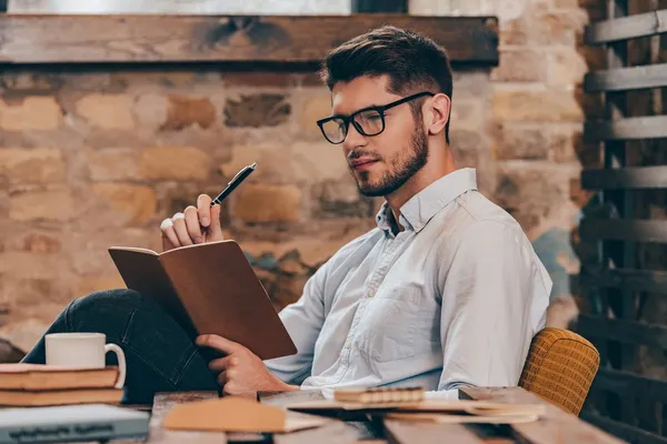 man_work_shutterstock_373621957.jpg