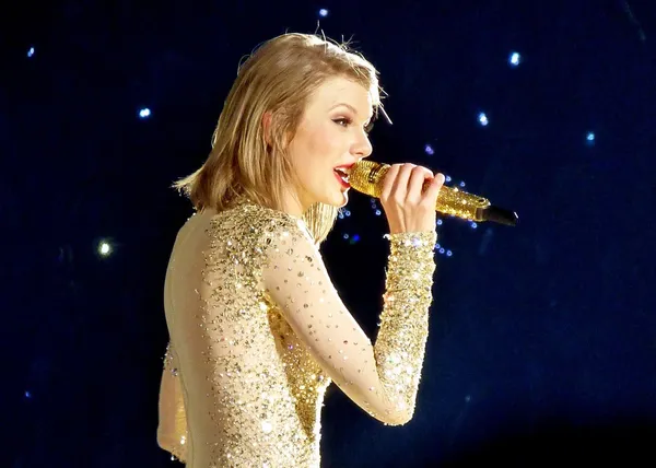 Taylor Swift泰勒絲獲頒榮譽藝術博士，給紐約大學畢業生的演說金句