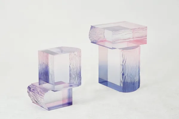 以彩霞光芒暈染的水晶桌