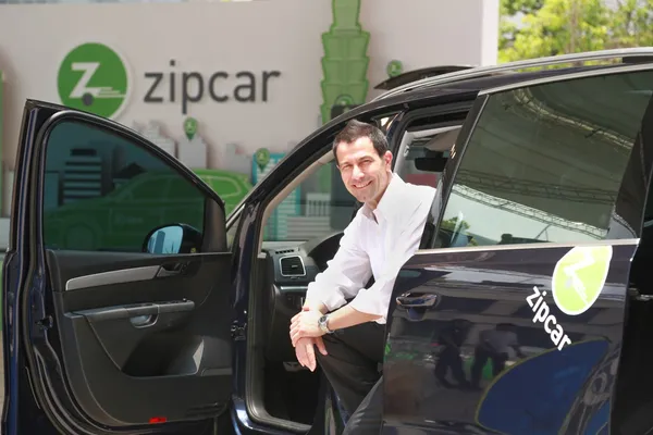 Zipcar全球總裁Massimo Marsili與車合影