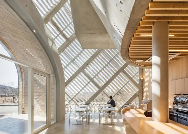 百葉窗建築的光影遊戲，首爾Louverwall  café